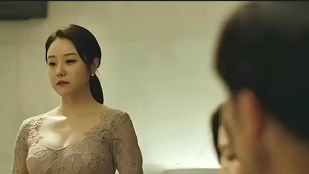 韩国伦理剧《漂亮的保姆》无删减正片在线看-家庭伦理剧情精彩呈现，小保姆与男主人禁忌之恋不容错过-蓝光画质-极速播放