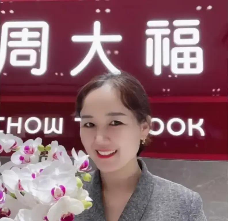周大福门店一拖三事件引热议-盐城周大福金店现场画面曝光-附完整视频资源