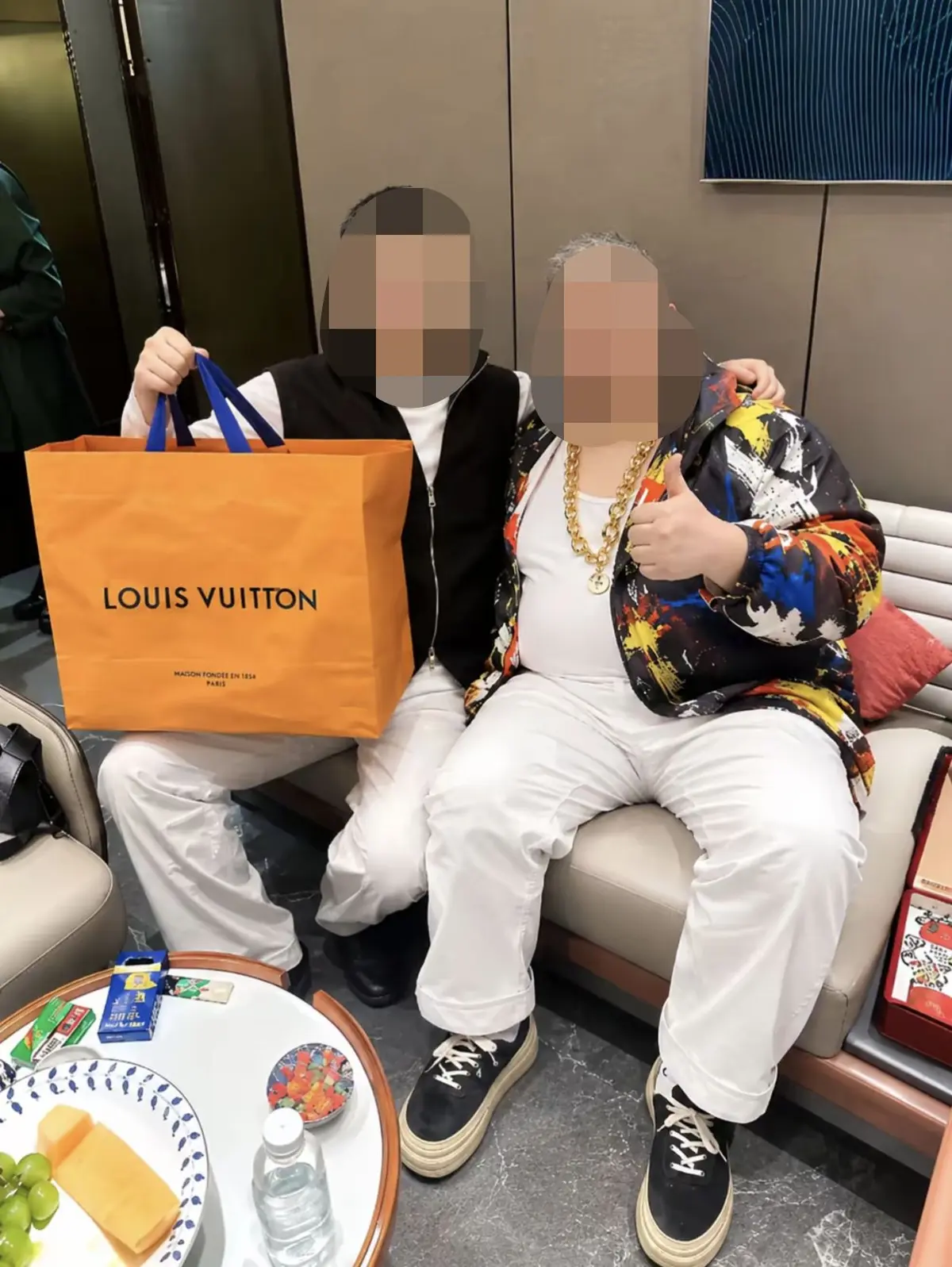 《沈阳老佛佛叔和儿子KTV吃鸡事件》- 现场画面流出- 沈阳老佛佛叔翻车事件原视频免费看
