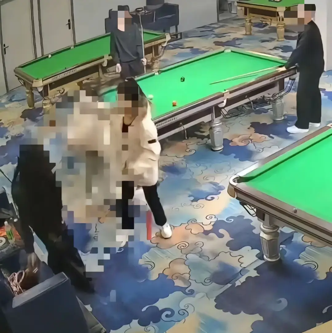 免费获取《台球厅双刀姐妹事件》视频，台球厅内双刀姐妹大战精神小妹，精彩内容不容错过！