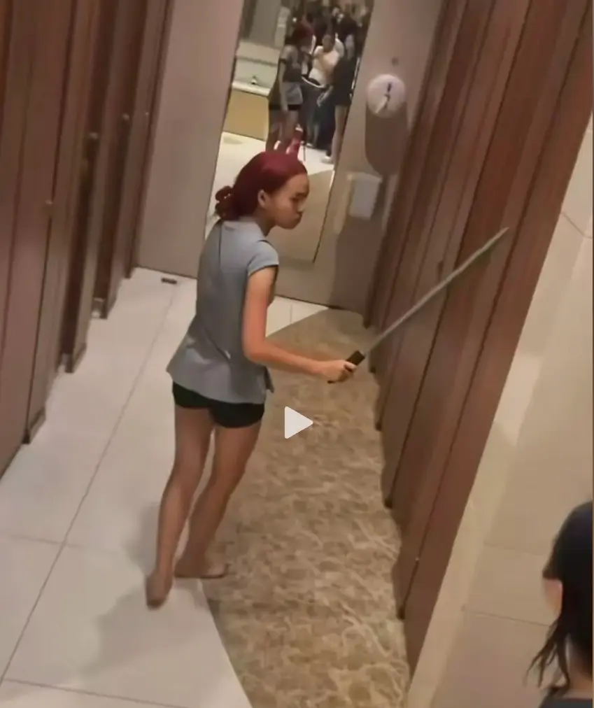 温州吾悦广场红头发女子《七夕红发女子灭火器》事件后续追踪，免费在线观看HD高清完整版，高能名场面全收录！