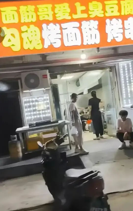 【全网首发免费看】《安平勾魂面筋哥丈母娘事件》4K超高清播放，街头名场面让人目不暇接，拆台丈母娘情节太精彩！【直击真相】再探安平勾魂面筋哥丈母娘事件！