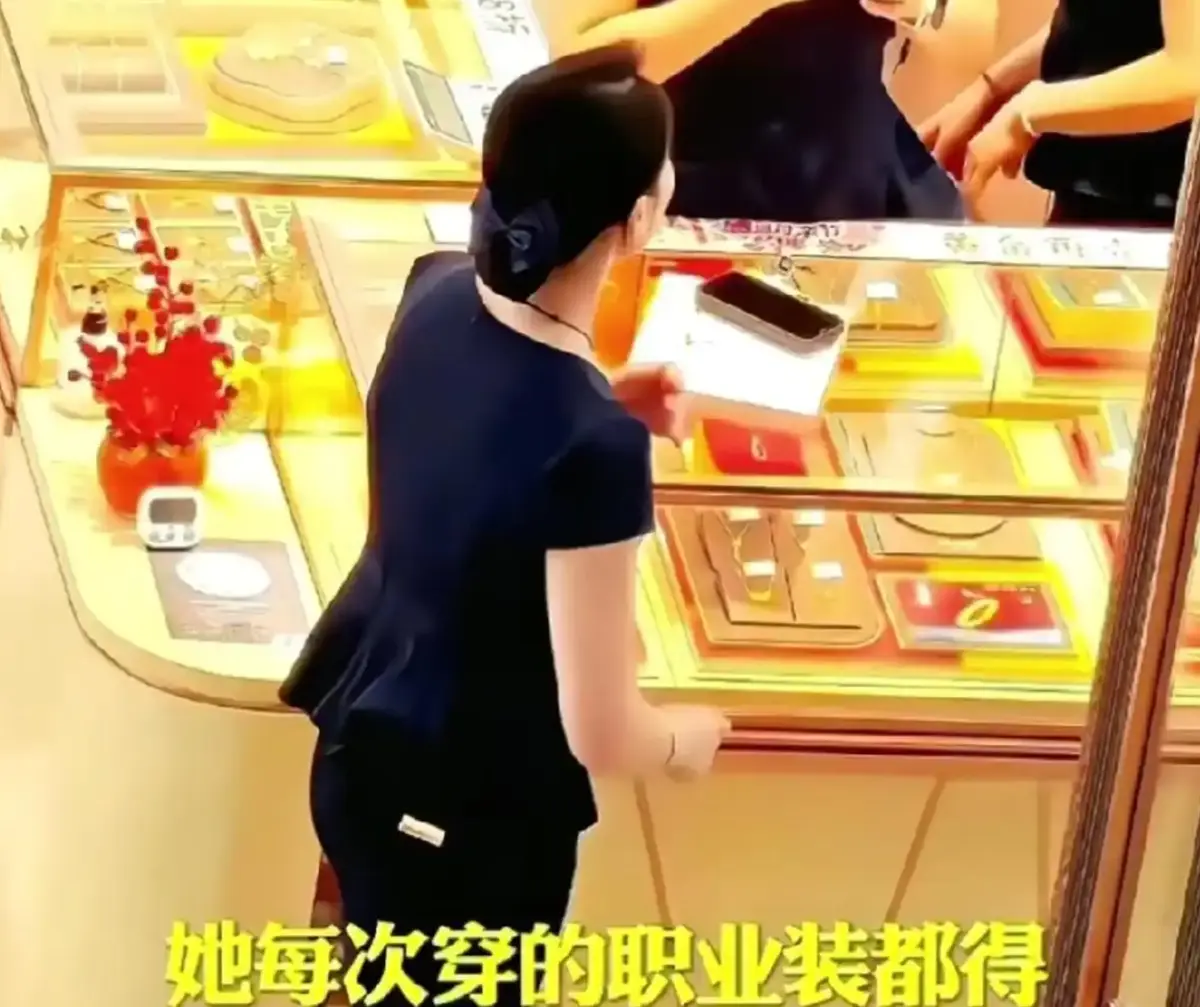 周大福珠宝店视频女站三事件