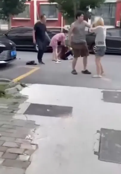 免费在线观看《乐陵黄金水岸小三女儿事件》，高清画质无卡顿，乐陵黄金水岸抓小三事件完整版来龙去脉全知晓！
