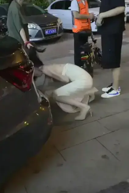《白衣女子被抓头发跳河》原配当街揪小三跳河，女子绝望尖叫，湘E白裙女揪头发事件完整版免费看，后续超炸裂！