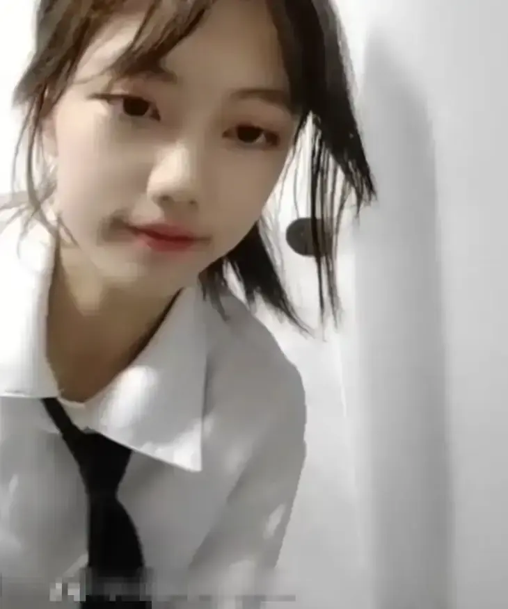 《贺子涵》直播意外全程回顾_妈妈突袭引发《贺子涵》剧情高能不断_完整《贺子涵》资源免费获取_流畅播放不卡顿