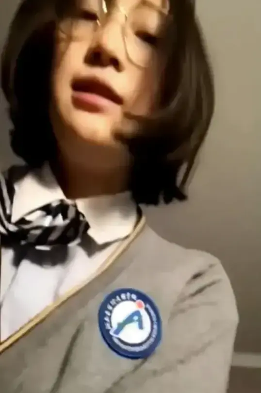 《实验中学眼镜妹》红衣校服高中萌妹校园写真-黑长直知性少女青春校园风-未删减完整版1080P高清下载-实验中学眼镜妹百度网盘夸克迅雷资源全集-光影构图校园回忆学生时代免费观看