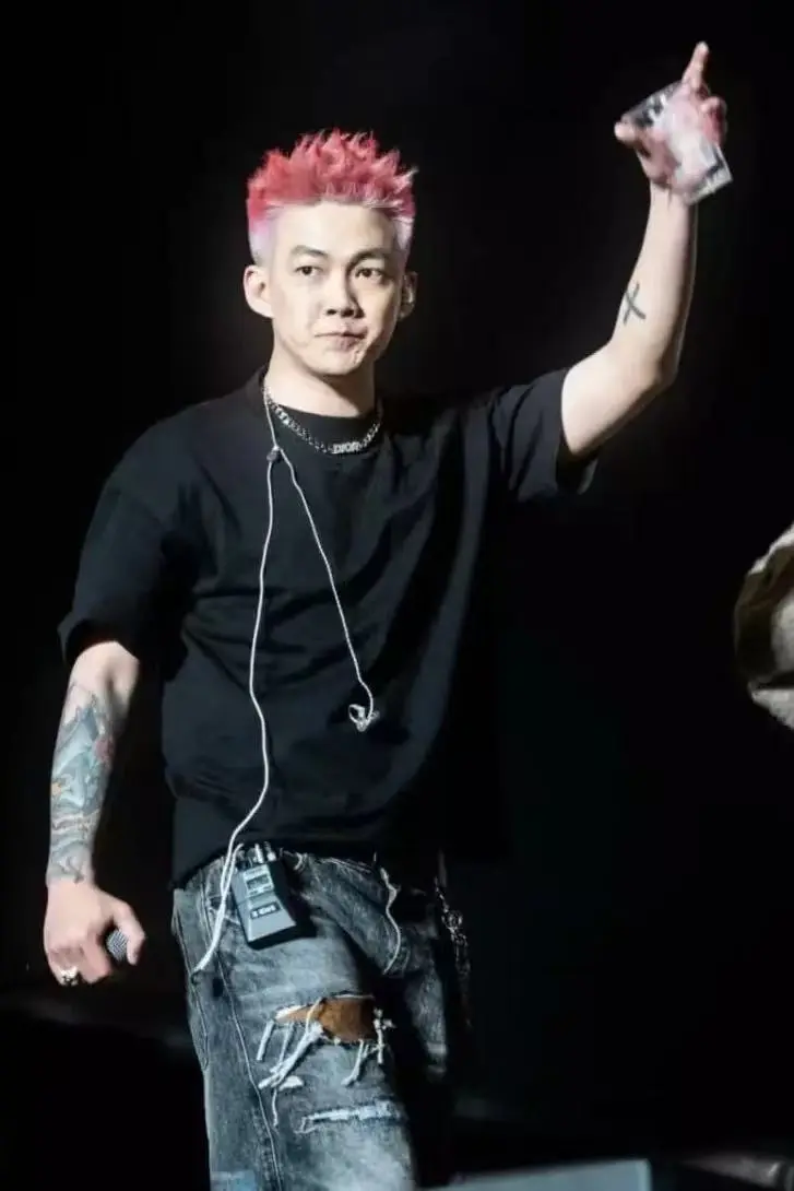 重庆新生代RAP出圈名场面-OneOne贝贝线下冲突-西固城我最狂 全集同步更新