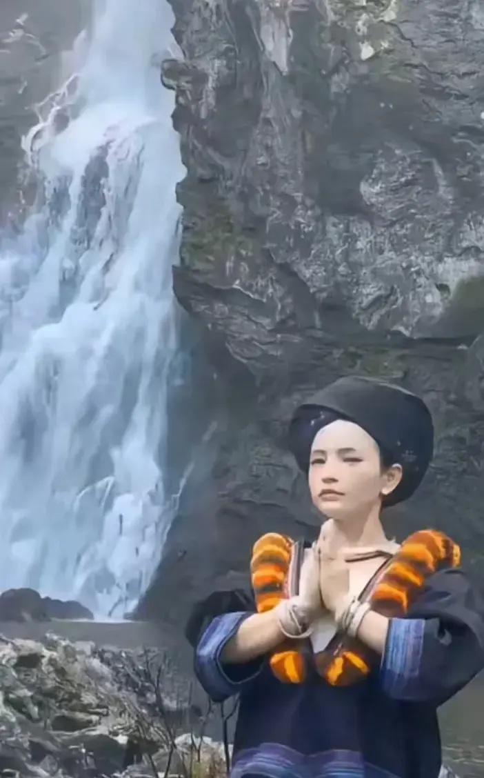 《高山流水遇瀑布》揭秘苗族女孩瀑布双手合一、彝族女生双手合十背后的故事，免费在线观看，畅享HD高清画质！