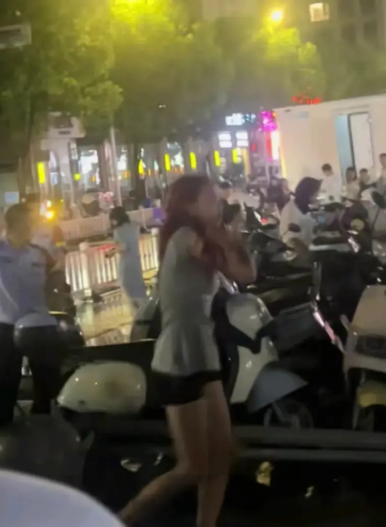 《温州吾悦广场红头发女子灭火器厕所事件始末》保安交涉全程1080P高清无删减版 - 手机直拍厕所事件全素材 - 砸门巨响+呼喊声完整未消音