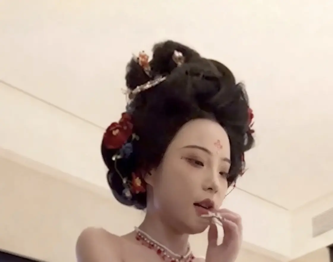 《宋昕宸cos武媚娘》同步更新免费看，宋昕宸cos武则天还原度超高- 舞蹈纯享版在线观看