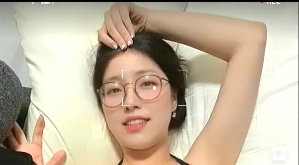 免费在线看《全网公认素颜女神回归》- 1080P高清画质，素颜女神带来反差销售惊喜，眼镜妹天花板剧集全收录！
