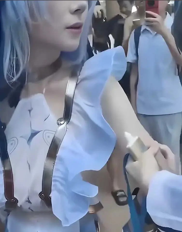 快看！《高考女生cos凤凰视频》超清HD无删减，高考女生cos凤凰走出考场诠释个人审美解放，免费在线畅享！
